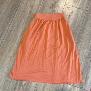 Stretchy midi skirt with pockets